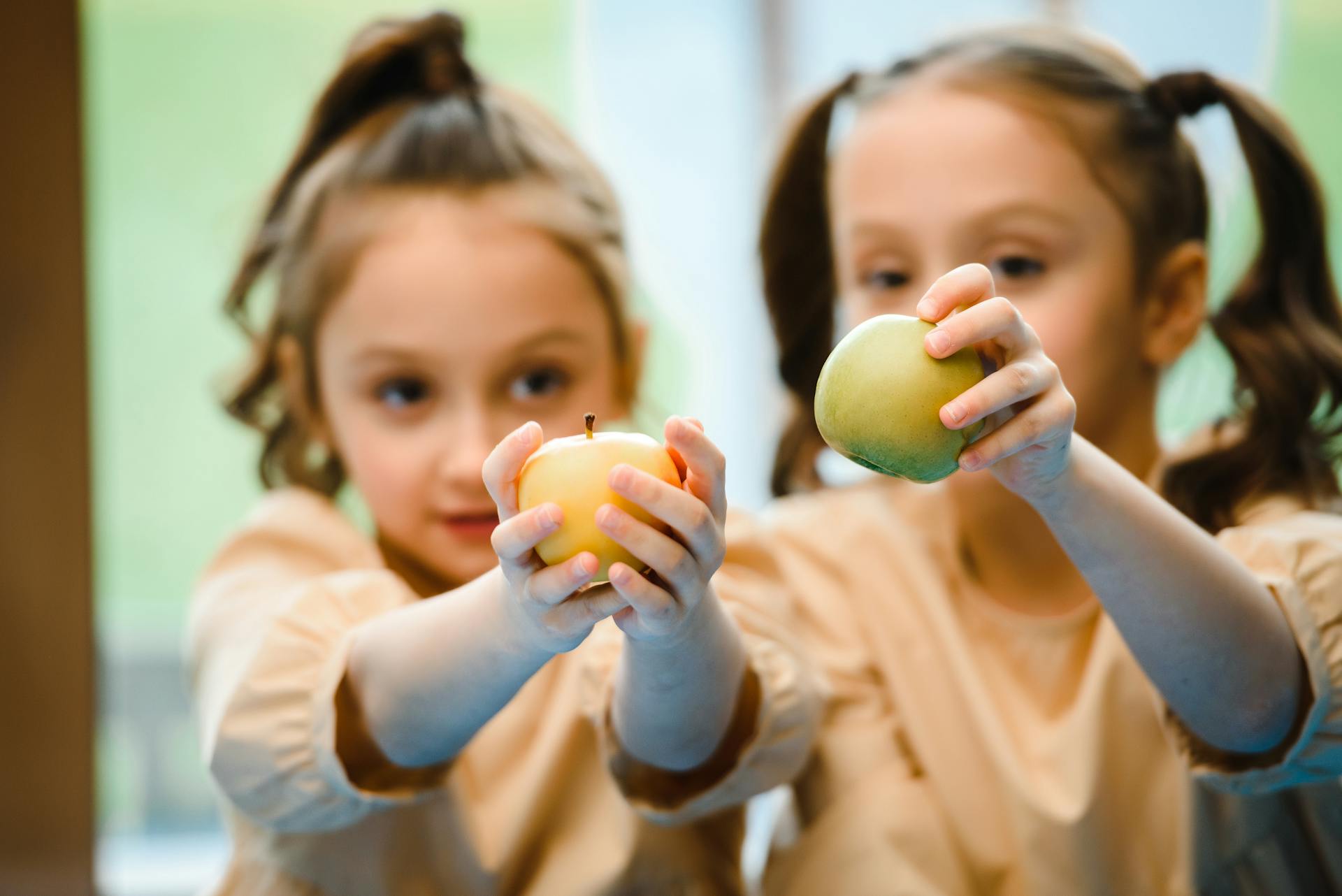Niñas con manzanas